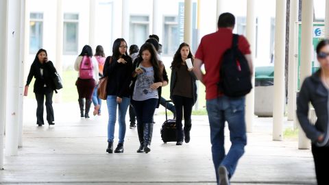 Los estudiantes indocumentados en California también pueden recibir ayuda financiera.