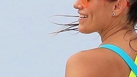 Lola Ponce dejó su trasero al descubierto en un bikini muy moderno