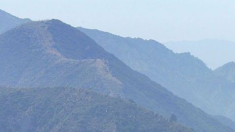 Muchos disfrutan de los paisajes de Angeles Crest Highway en primavera y verano.