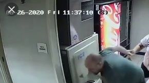 La agresión fue captada por una cámara de seguridad