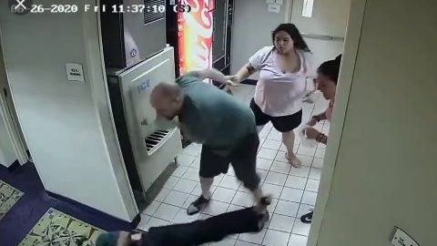 La agresión fue captada por una cámara de seguridad