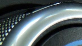 Para disminuir el conusmo de combustible al usar el aire acondicionado, es recomendable aparcar tu auto en lugares con sombra, de esta manera el sistema de aire acondicionado tardará menos en climatizar el habitáculo.