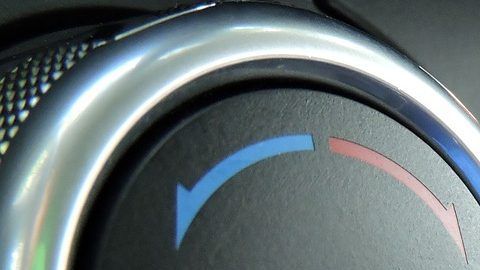 Para disminuir el conusmo de combustible al usar el aire acondicionado, es recomendable aparcar tu auto en lugares con sombra, de esta manera el sistema de aire acondicionado tardará menos en climatizar el habitáculo.