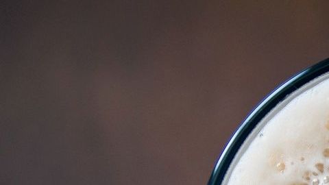 La avena es rica en fibra y además contiene químicos vegetales que actúan como antioxidantes para reducir los efectos dañinos de la inflamación crónica.