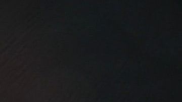 No guardes el pan en la caja de pan dentro de una bolsa de papel o atrapará más humedad y se dañará la corteza.