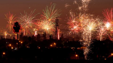 Los fuegos conquistaron la ciudad a pesar de la prohibición expresa.