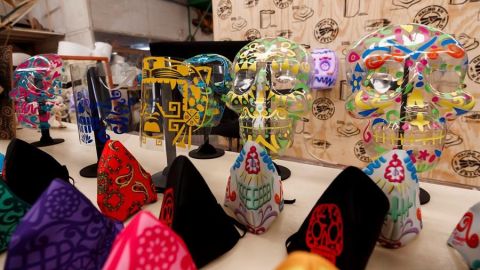 Algunas de las mascarillas cuentan con pegatinas para que el cliente las decore a su gusto.