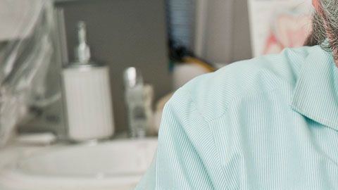 Los síntomas del botulismo generalmente comienzan con debilidad en los músculos que controlan los ojos, la cara, la boca y la garganta.