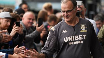 La foto del técnico con la indumentaria del Leeds se ha hecho viral