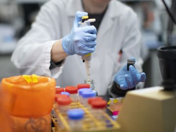 Laboratorios trabajan en desarrollar pruebas y vacunas contra el coronavirus.