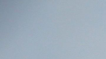 Un agente de ICE al realizar la detención de un inmigrante indocumentado.