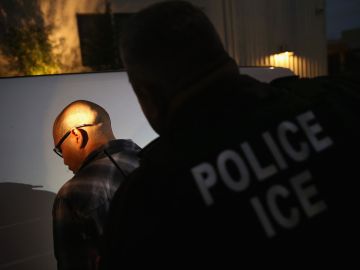 El gobierno de EEUU busca mejorar la detención y deportación de inmigrantes indocumentados.