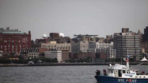 La unidad de operaciones en la Bahía del NYPD rescató a tripulantes.  Mario Tama/Getty Images