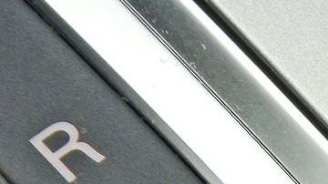 El freno de mano es conocido también como freno de emergencia.