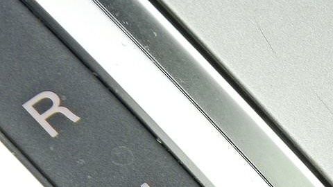 El freno de mano es conocido también como freno de emergencia.