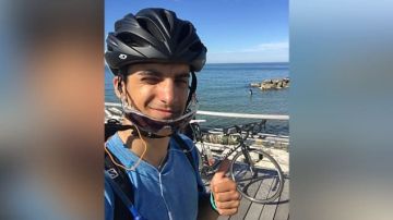 Kleon Papadimitriou viajó por varios países en bicicleta hasta llegar a su casa.