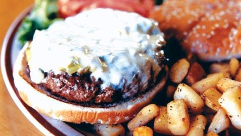 La típica hamburguesa puede ser preparada de mil y una formas.