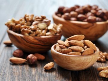 Los frutos secos como las almendras o las nueces están repletas de nutrientes y son muy buenas para el corazón y para disminuir el colesterol.