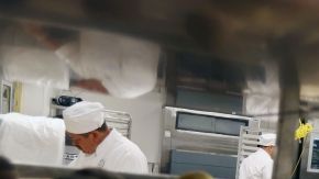 Trabajadores latinos en una cocina en uno de los restaurantes en Disneylandia.