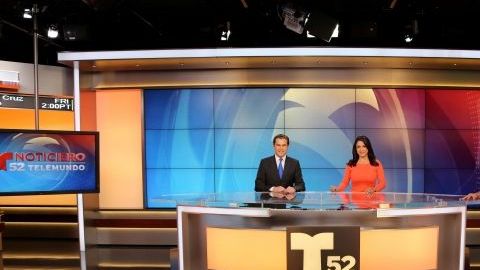 Los presentadores del Noticiero del canal 52, de izq. a der., Julio Vaquero, Dunia Elvir y Estefanía Iglesias en los nuevos estudios./