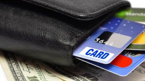 Las  tarjetas de crédito de las tiendan tienen un APR medio del 27.52% este año./shuttrestock