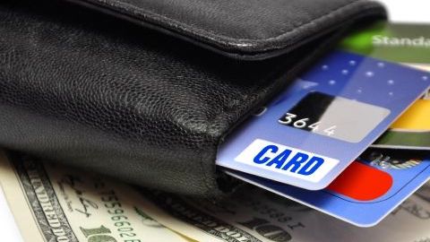 Las  tarjetas de crédito de las tiendan tienen un APR medio del 27.52% este año./shuttrestock