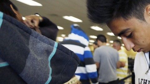 Los indocumentados siguen madrugando para obtener su licencias de conducir.