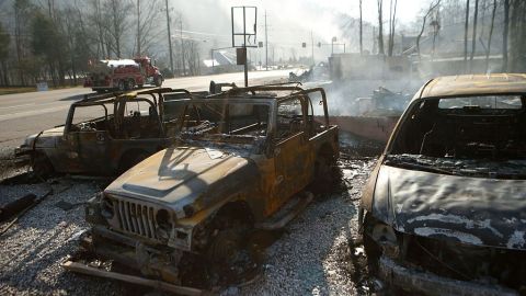 Los restos de un negocio de renta de autos tras el incendio en Gatlinburg, Tennessee. Brian Blanco/Getty Images