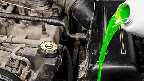 El anticongelante controla los cambios térmicos y equilibrando la temperatura del motor