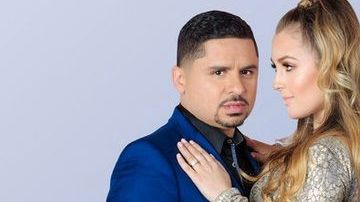 Larry Hernandez y su novia y madre de sus hijas, Kenia Ontiveros, siguen unidos a pesar del lío legal del cantante.