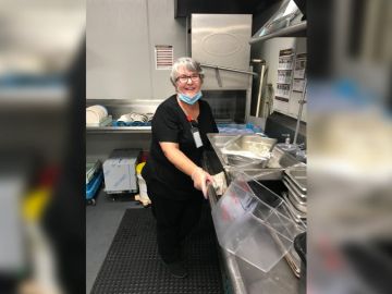 Mary Daniels en su puesto de trabajo de lavaplatos en un centro sanitario de Florida.