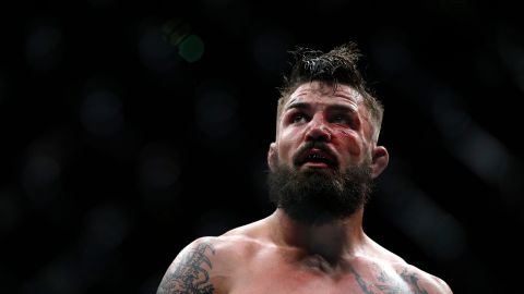 mike perry golpea anciano