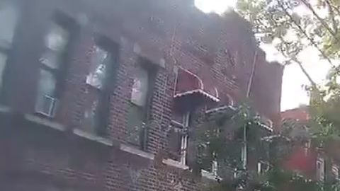 Uno de los atacantes dispara y las vecinas huyen a casa por la izquierda