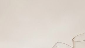 El vino tinto puede contener varios compuestos además del alcohol que podrían relajar las paredes de los vasos sanguíneos. Foto: mail272/Canva