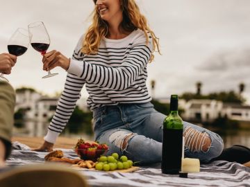 El vino tinto puede contener varios compuestos además del alcohol que podrían relajar las paredes de los vasos sanguíneos. Foto: mail272/Canva