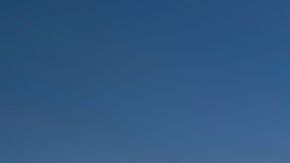 La pareja no se percató que la ola se acercaba a ellos.