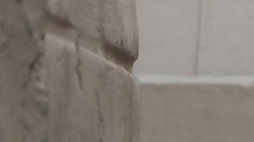 La chica muestra lo difícil que es sentarse con piernas tan kilométricas.