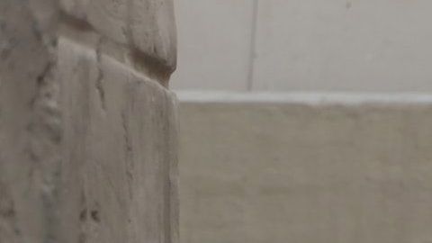 La chica muestra lo difícil que es sentarse con piernas tan kilométricas.