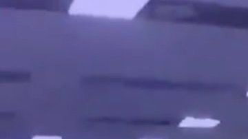 En las imágenes se ve cómo el policía golpea a la mujer.