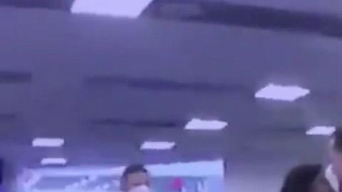 En las imágenes se ve cómo el policía golpea a la mujer.