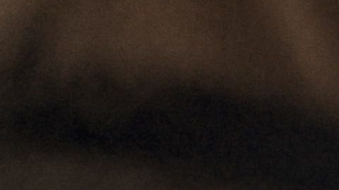 El profesor se nota espantado cuando se abre una de las puertas de su casa.