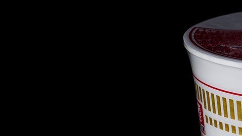 Calienta plástico solo si están identificados como aptos para emplearse en microondas.