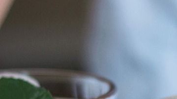 Té helado con ingredientes como canela, té verde, jengibre y cúrcuma son antioxidantes, reducen la inflamación y estimulan la quema de grasa.