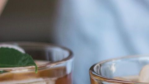 Té helado con ingredientes como canela, té verde, jengibre y cúrcuma son antioxidantes, reducen la inflamación y estimulan la quema de grasa.