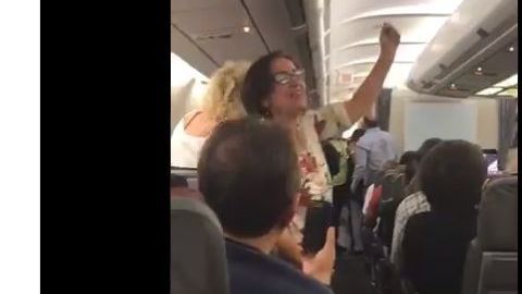 Pasajeros protestando en el  avión