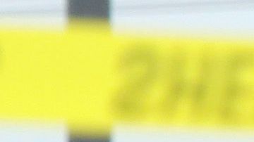 La Policía en Waco, Texas, recoje evidencias de veh'iculos estacionados en el restaurante donde se enfrentaron dos pandillas de moticiclistas el domingo pasado.