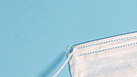 Docenas de manifestantes se congregaron frente a Our Lady of Perpetual Help School en Glenview para pedir el fin de las mascarillas requeridas para los estudiantes en el salón de clase.