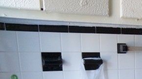 Yolanda Coca de la ONG bhip cms, muestra una vivienda sin lavaplatos.