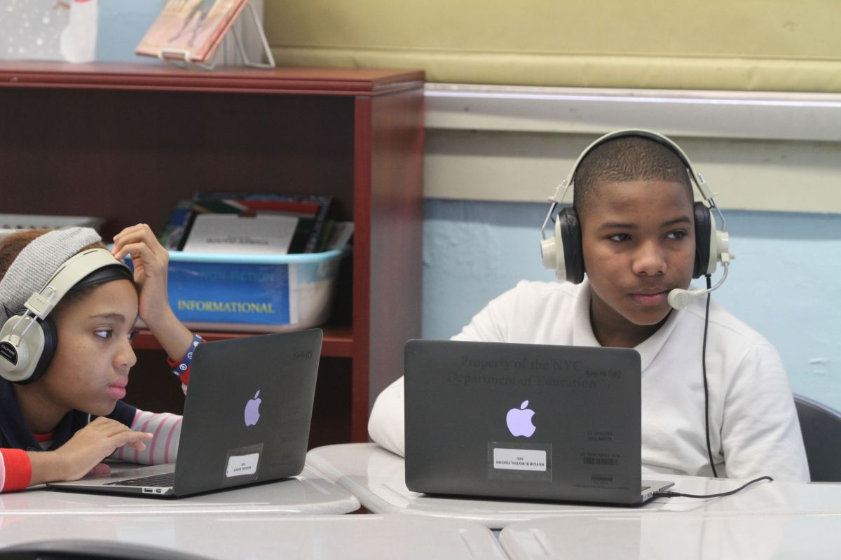 Distritos escolares están dotando a sus estudiantes de computadoras y otros equipos para participar en las clases en línea.
