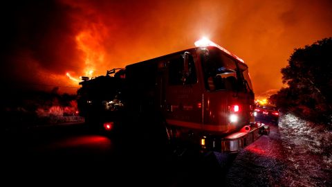 Bomberos combaten un incendio.